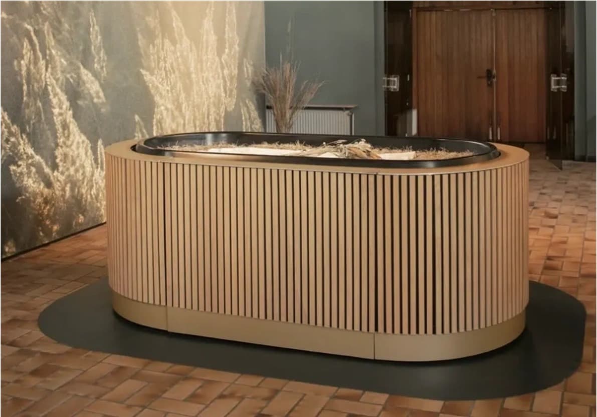 De terramatie-cocon, een elegant houten vat waarin het lichaam veraardt.